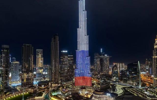 俄媒:世界第一高楼迪拜哈利法塔亮起俄罗斯国旗色灯光,“支